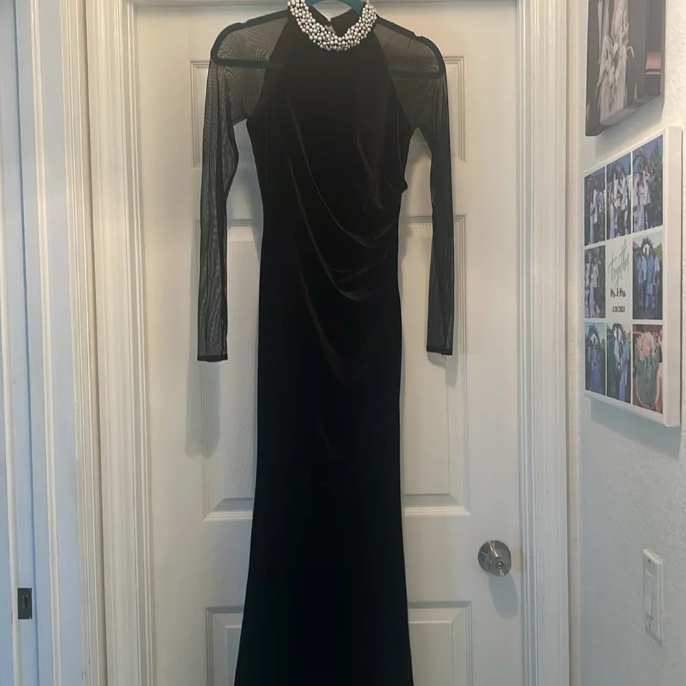 NWT ELIZA J Embellished Ruched Long Sleeve Velvet Gown SZ 2 - Picture 4 of 7